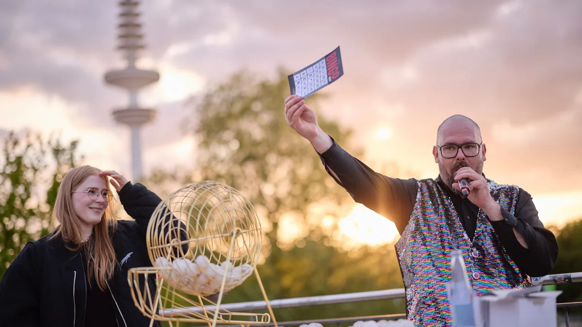 Bingo at sunset — Hamburg TV tower in the background